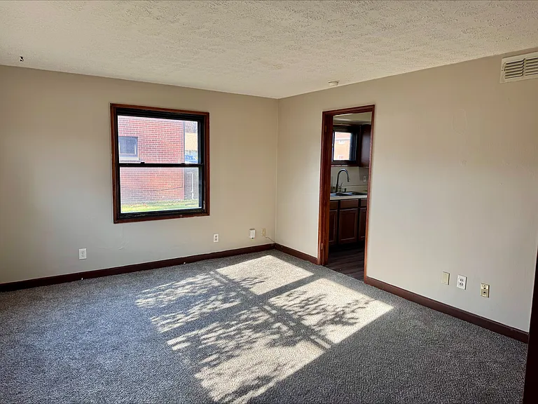 1135 Saxe Ave — Photo 10