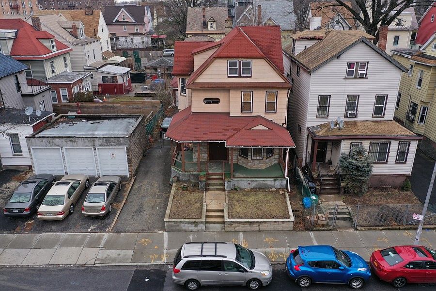 2nd image of 615 E 31st St