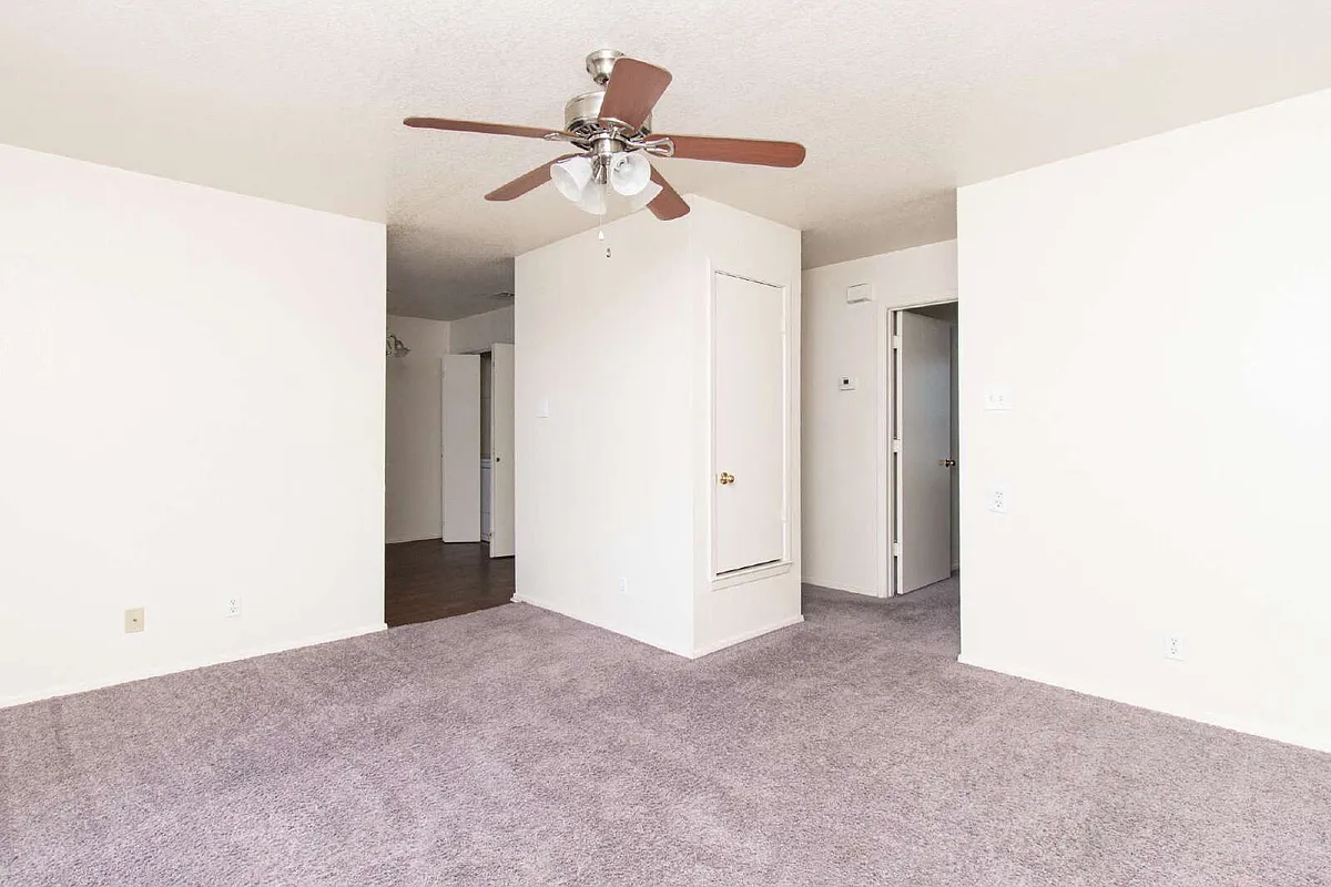 Building Photo - 2014 Cedarhill Dr #C