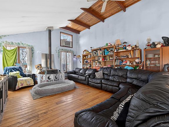 3rd image of 48 Chardavoyne Road