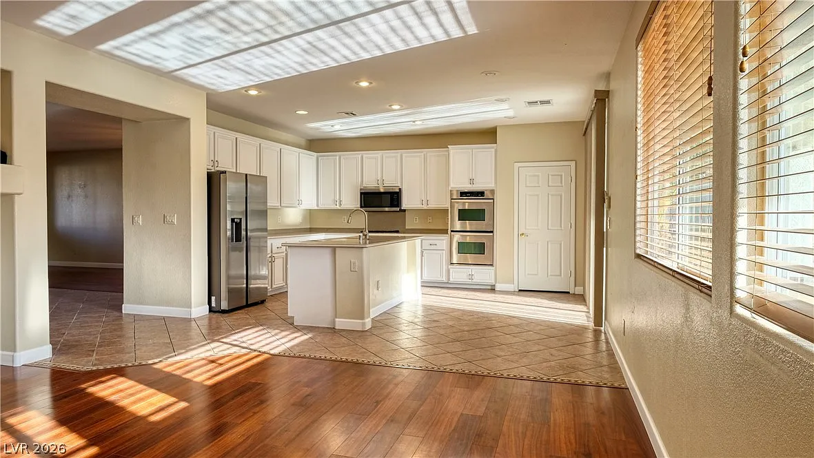 5 bed, 5.0 bath, 3716 sqft, $5,200 — Photo 3