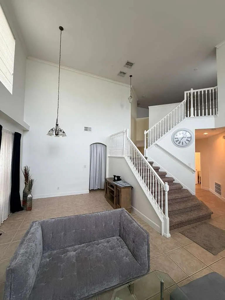 5 bed, 3.5 bath, 3355 sqft, $3,700 — Photo 2