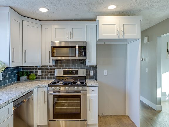 5th image of 861 E Angelina Ave