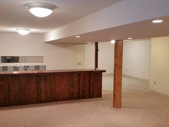 Basement w/wet bar