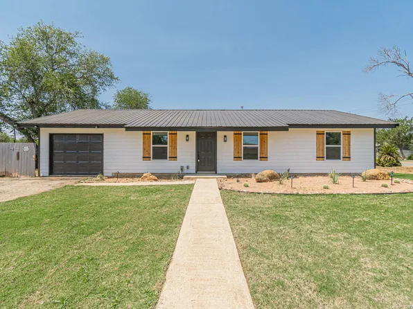 1215 Olive, Jourdanton, TX 78026