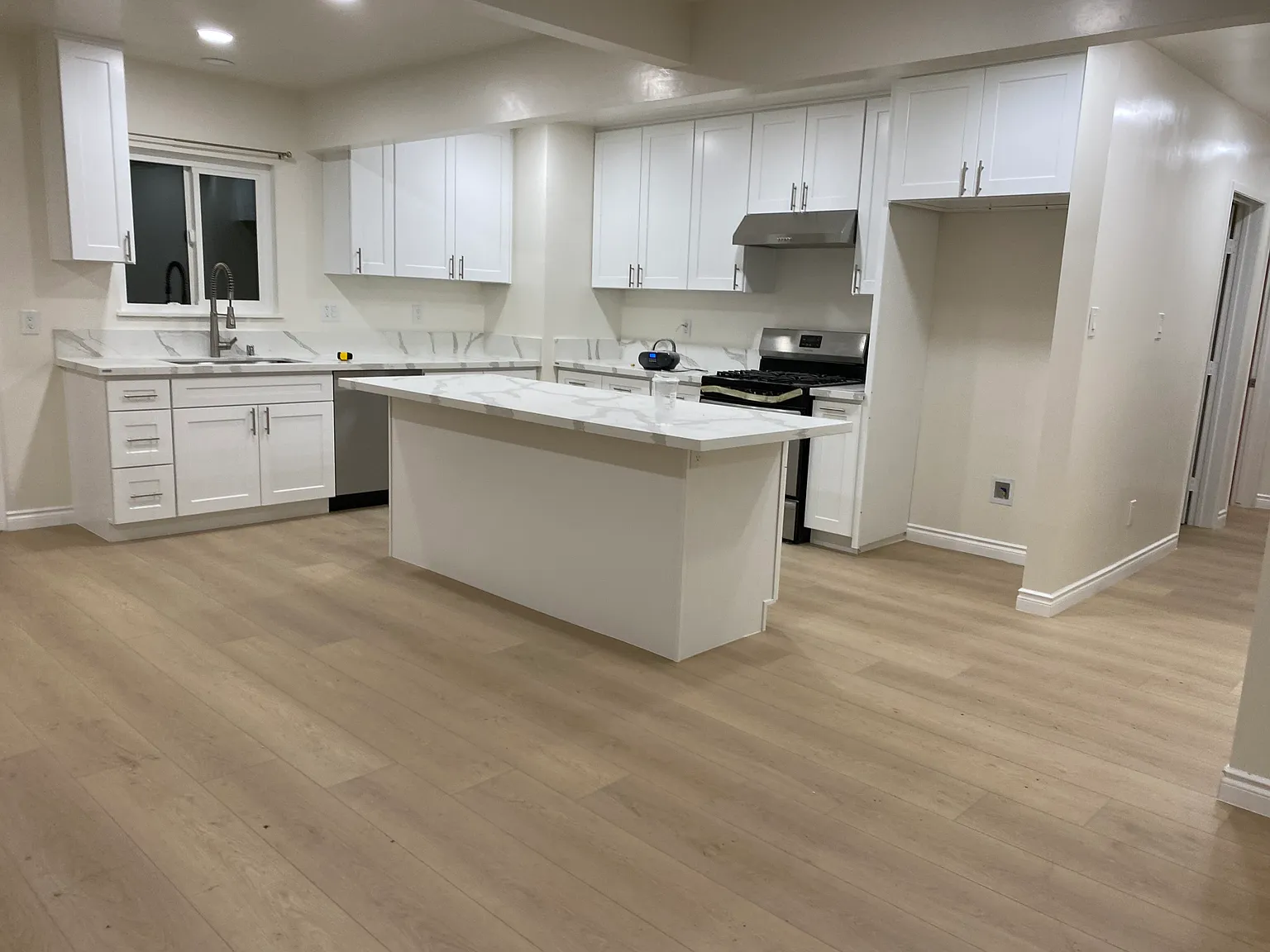 3 bed, 1200 sqft, $3,350 — Photo 2