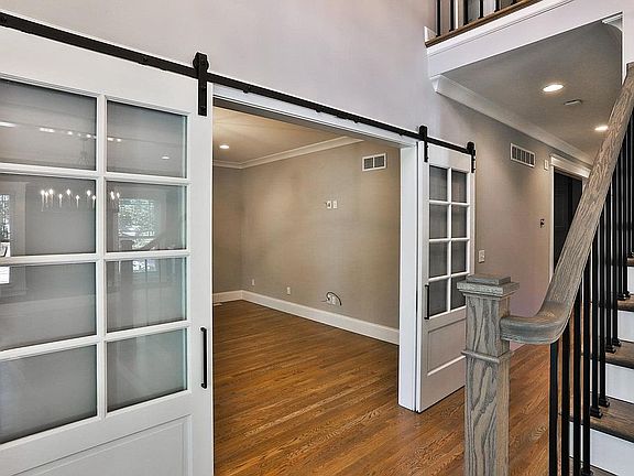 4th image of 210 Wilson Ave