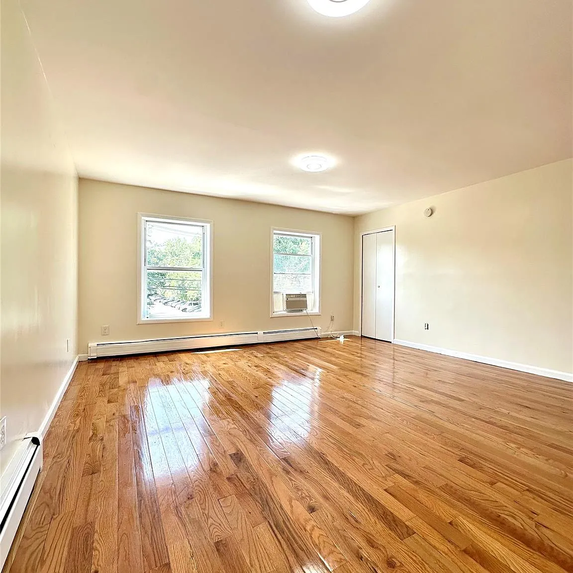 3 bed, 1.0 bath, 900 sqft, $3,350 — Photo 2
