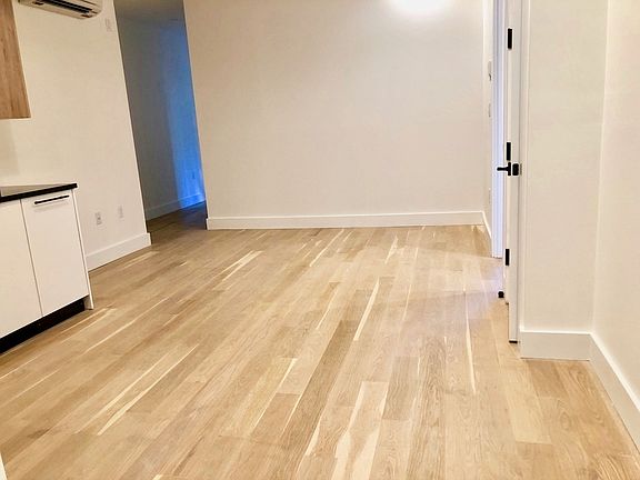 5th image of 961 Willoughby Ave #105