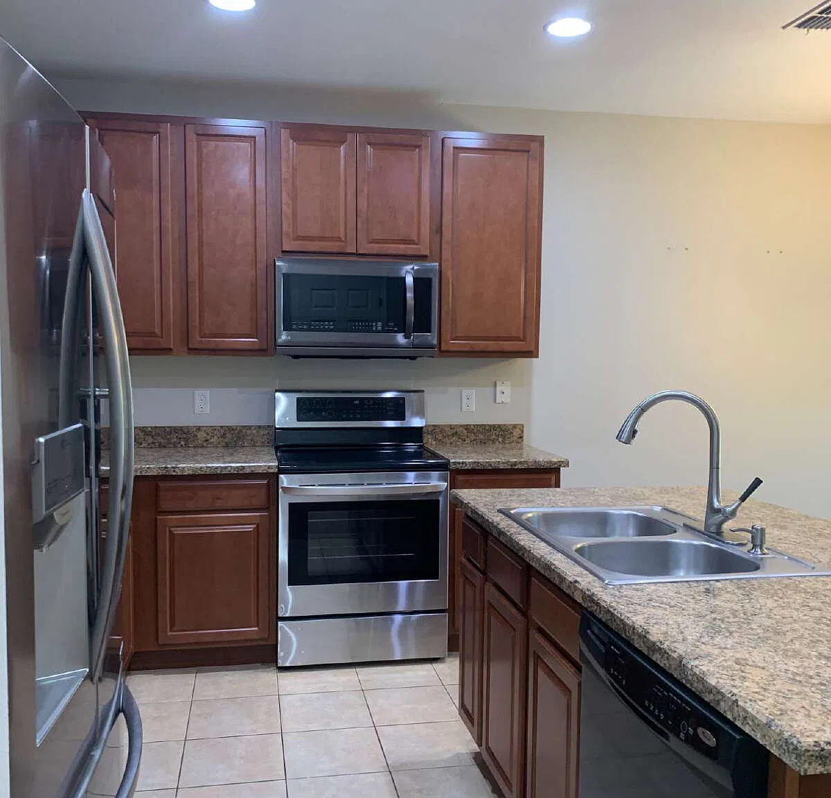 3 bed, 2.5 bath, 1495 sqft, $2,300 — Photo 3
