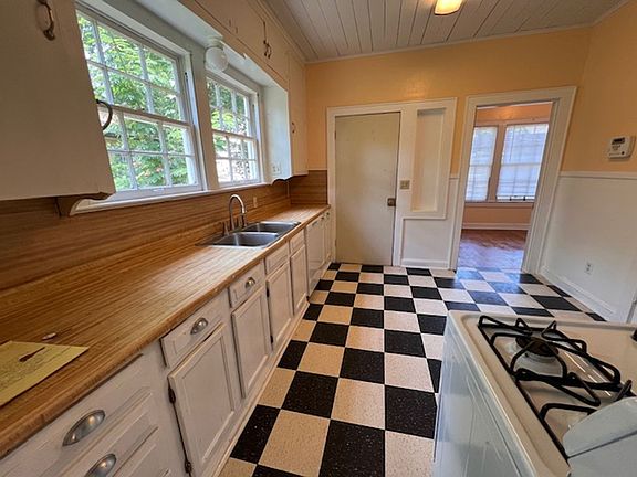 5th image of 138 Prospect St
