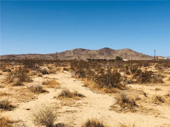 2 Napa Rd, Landers, CA 92285