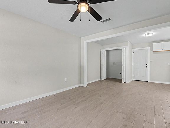 5th image of 258 Magnolia St