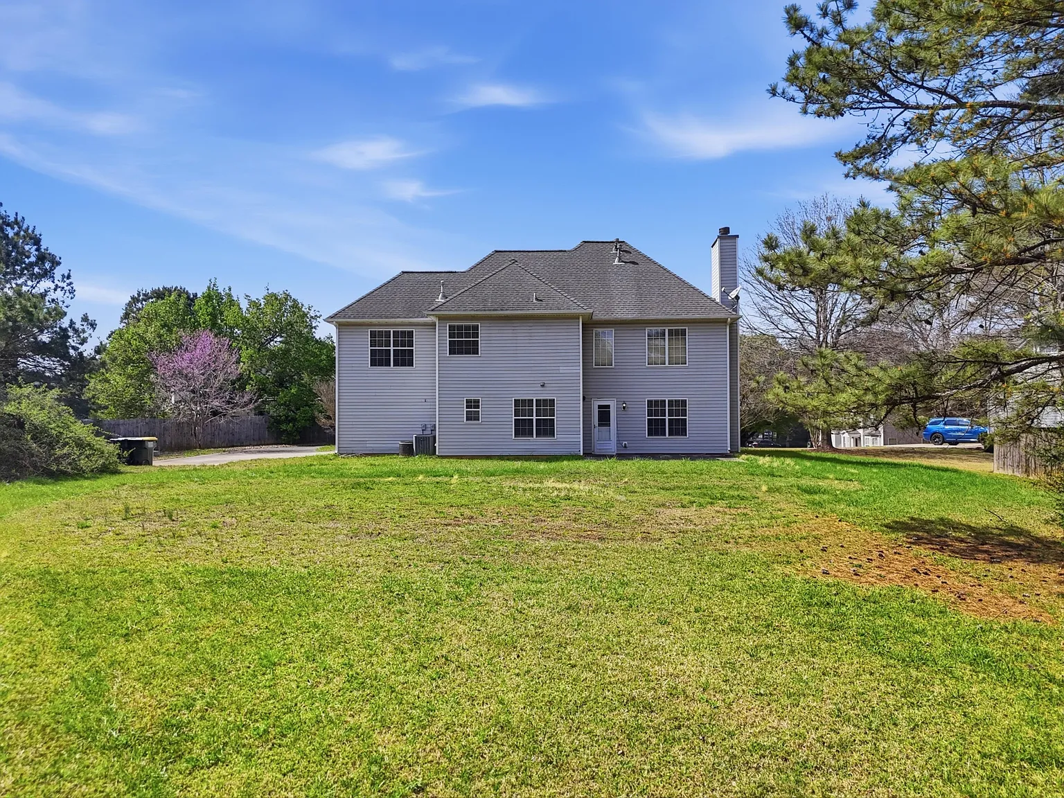 4 bed, 2.5 bath, 2402 sqft, $862 — Photo 4
