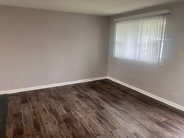 3 bed, 915 sqft, $2,400 — Photo 2
