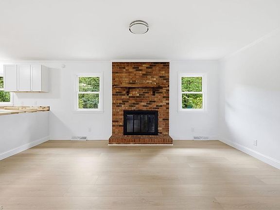 5th image of 1078 River Rd