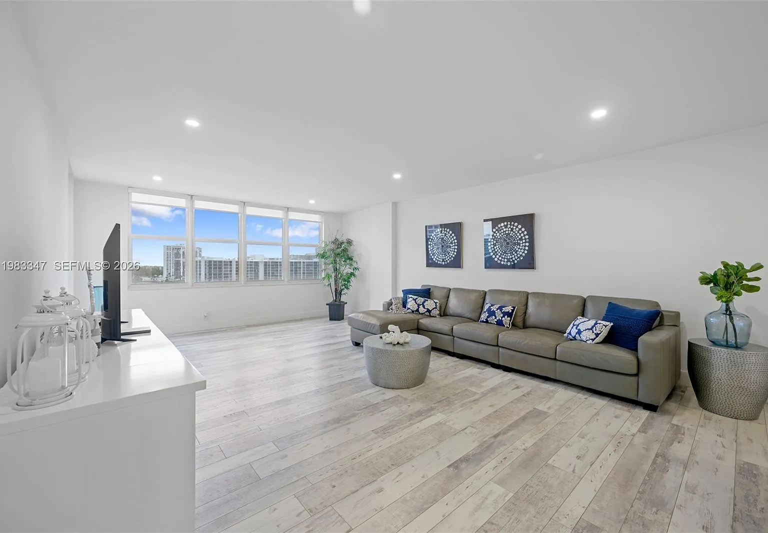 Sea Air Towers Condo — Photo 3