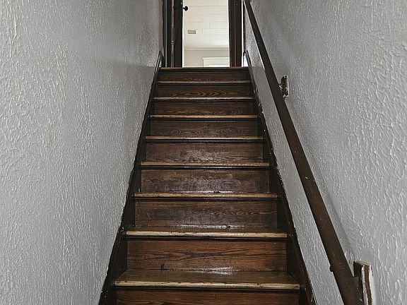 2nd image of 910 Belmont Ave #910