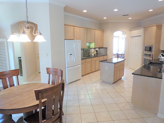 5th image of 8514 Fairway Green Dr