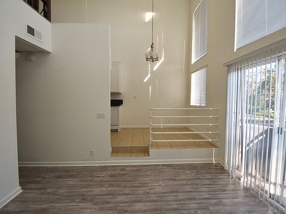 5th image of 11315 Moorpark St APT 202
