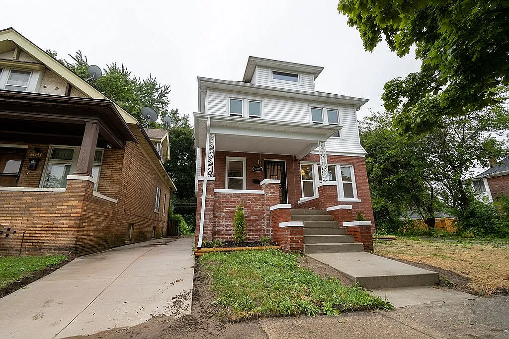 2931 Fischer St photo 1
