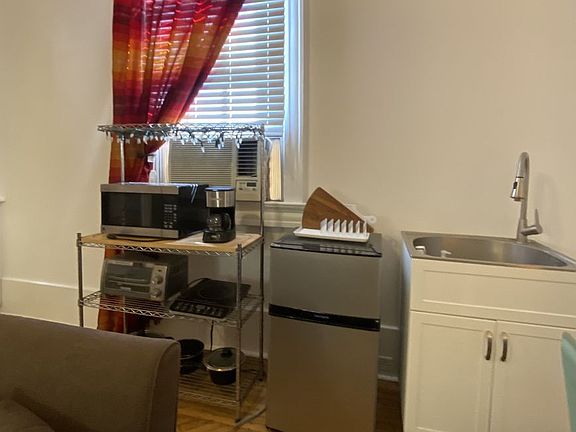 5th image of 922 Adams St