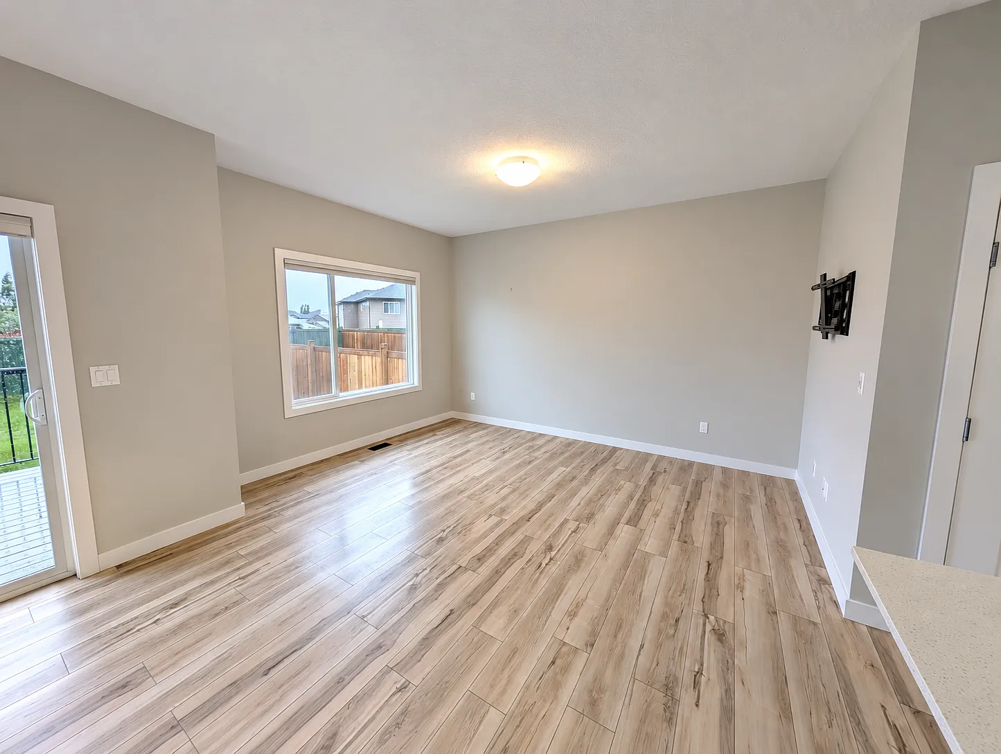 Webber Greens 3 Bedroom Like New Home For Rent — Photo 3