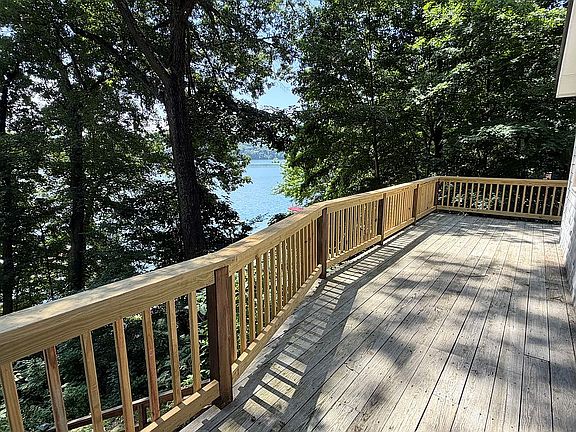 4th image of 18 Orchard Beach Rd