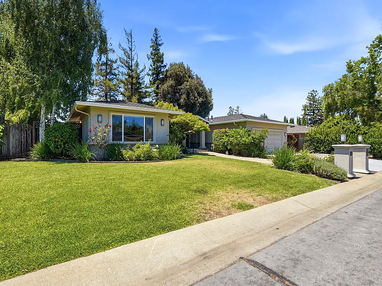260 Chateau Dr — Photo 2