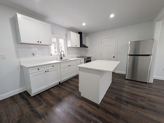 4th image of 40 E Greenwich Ave #1