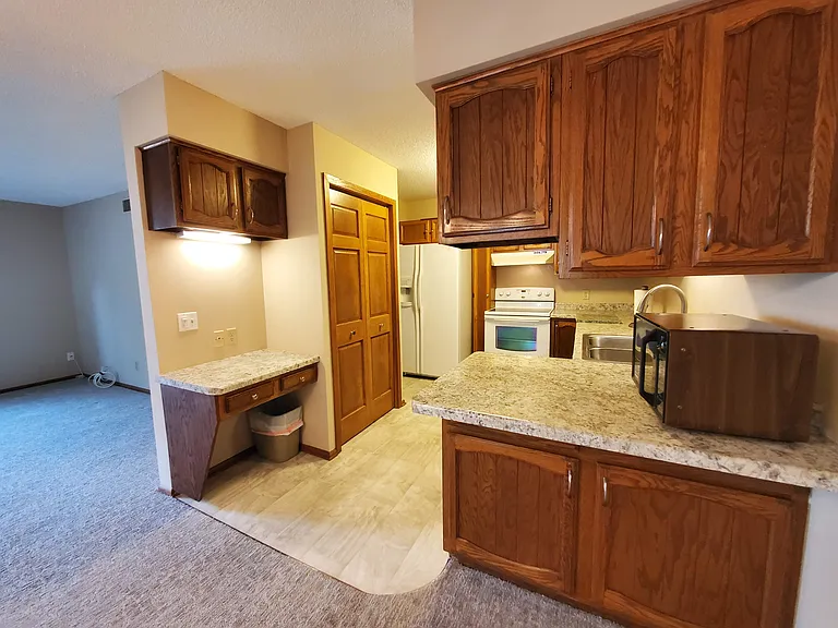 2517 Cedar Hills Dr — Photo 4