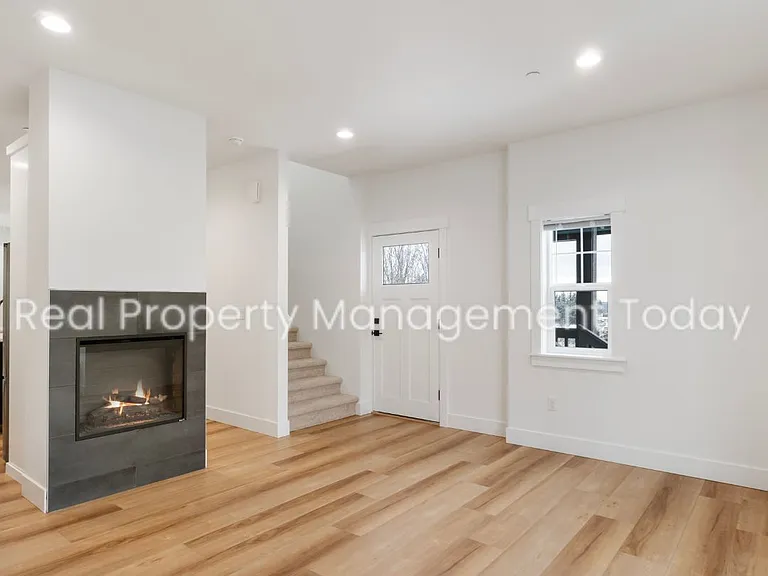 300 Larson St W — Photo 7