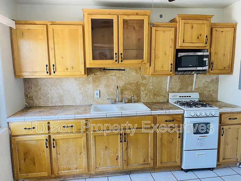 Studio, 1.0 bath, 400 sqft, $800 — Photo 2