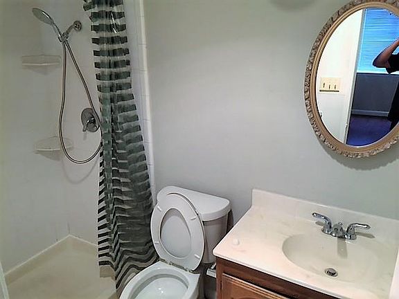 5th image of 460 Cambria Dr