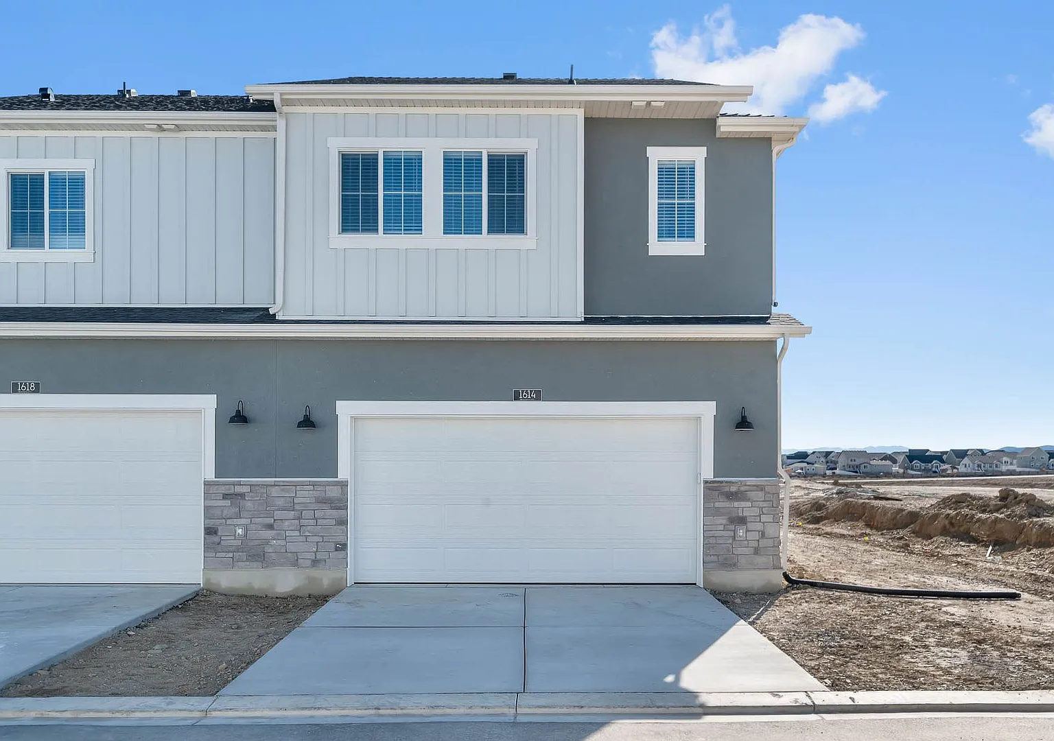 $5,000 Off (Oac)! Brand New 5-Bed, 3.5-Bath Townhome Available Now — Photo 2