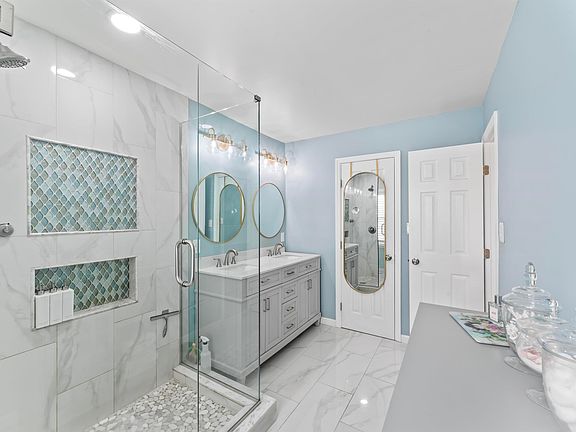 3rd image of 824 Mountain Branch Dr