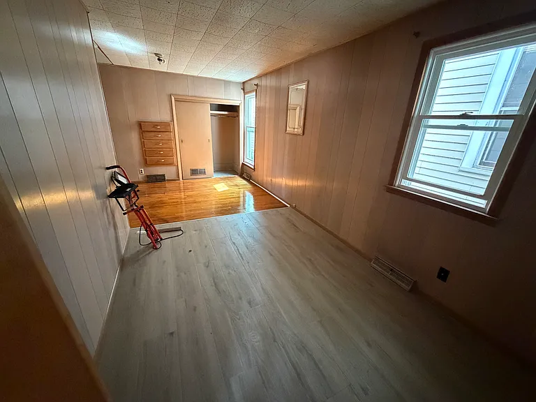 610 E Lawrence St — Photo 5