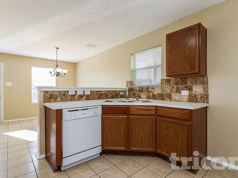 4865 Waterford Dr — Photo 7