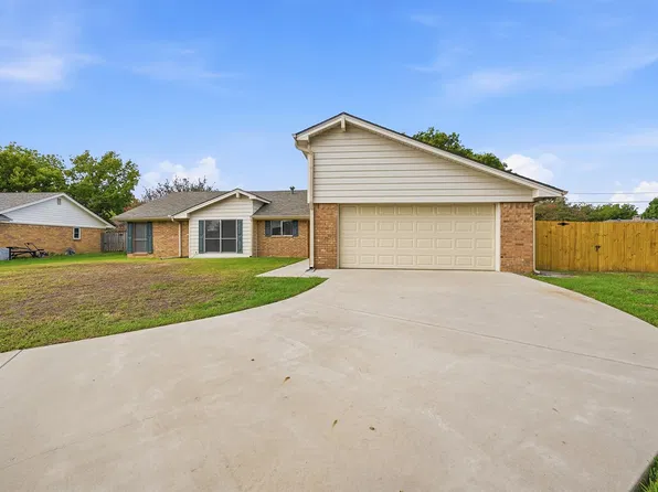 2110 Oak Creek Cir, Sherman, TX 75092