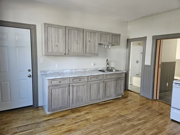 24 9th St #1, Auburn, ME 04210