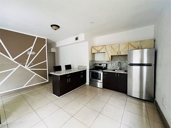2nd image of 876 SW 2nd St #2