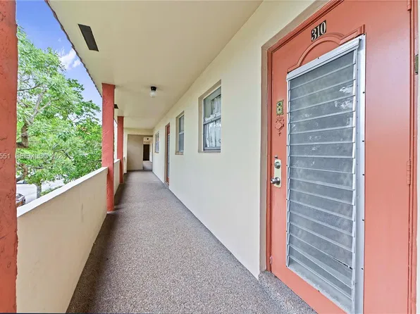 8021 Sunrise Lakes Dr N APT 310, Fort Lauderdale, FL 33322
