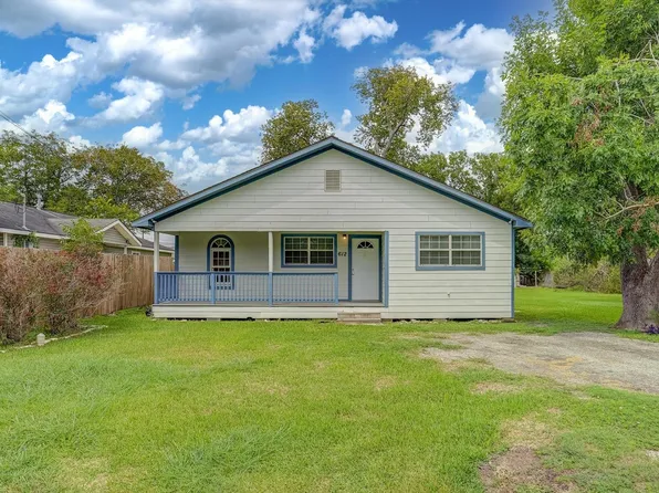 612 Harvey St, Clute, TX 77531