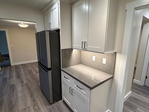 5th image of 14602 Bronson Ave