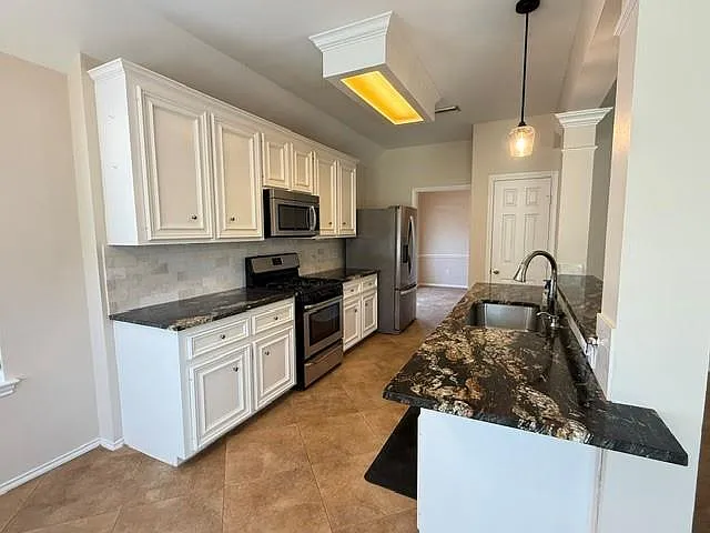 3 bed, 2.0 bath, 1831 sqft, $2,350 — Photo 2