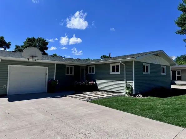 431 11th St NW, Minot, ND 58703