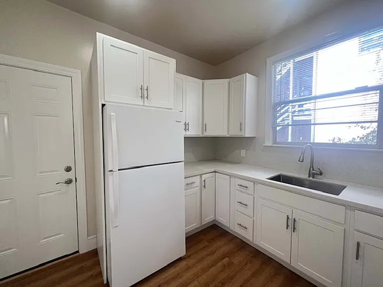 573 Wesley Ave #4 — Photo 43