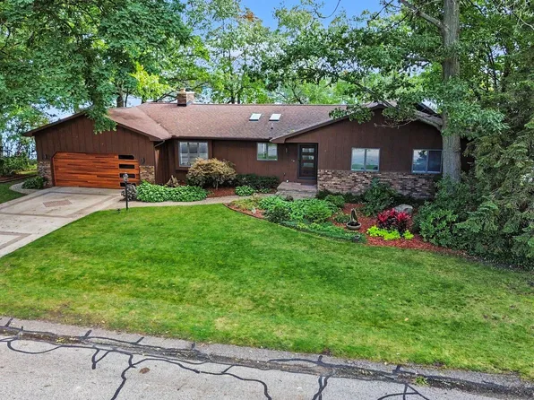 16061 Harbor View Dr, Spring Lake, MI 49456