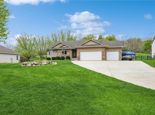 950 Woodland Dr, Carlisle, IA 50047