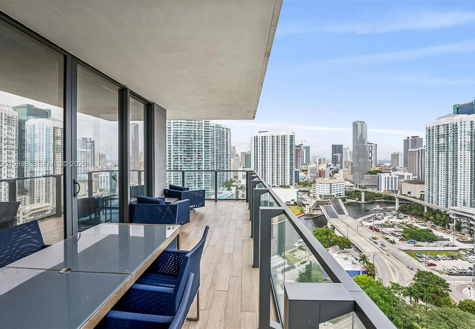 Rise Condo — Photo 3
